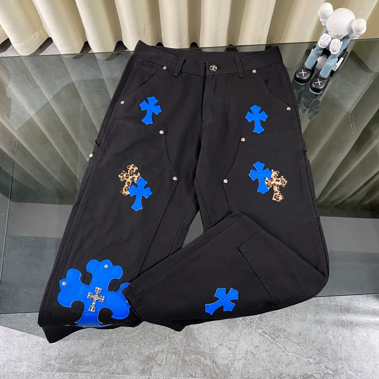 P270 CH Chromehearts family and friends limited edition leopard print blue cross patchwork leather black work jeans logging pants. The counter price is 34W level, patchwork cross pattern embellishment, washed jeans! ! An absolutely high-end luxury product, a 1.9W-level god-level single product, a super popular product, made by top heavy industry, a magic weapon that cannot be missed! [About Zangyin] This is an extremely luxurious fashion brand that can also be called the aristocracy of the high street. It has always been an exclusive brand for some hipsters or rich second generations. Compared with ordinary high streets, it is more luxurious and noble. Compared with luxury brands, it is more fashionable and individual. It has always been a brand that I have a special liking for. [Top heavy industry fashion design] Consistently high-street luxury style. Speaking of this style, the Zangyin family and GU family are definitely the leading representative brands. Especially the Zangyin family has really achieved a state-of-the-art effect in creating high-street style. The unique washed material is used to create this style. The color system is already quite eye-catching. After it is decorated with patchwork cross flowers, it cleverly highlights the charm of the brand. Secondly, this style uses classic The high-waist cutting design highlights the long legs and fashionable temperament of the upper body. The brand is highly recognizable and the slim fit configuration is more suitable for daily wear. It is a product that interprets personality, fashion, and specifications at a glance. This single product is enough to make any fan excited. It can be a white T-shirt for a youthful college style, or a tight suspender for a royal style. It has strong matching ability and can be easily controlled by men.  [Materials and craftsmanship] Needless to say, this point goes without saying. As an excellent craftsman brand, Zangyin’s requirements for details and craftsmanship are really perfect. The washed color of this model has gone through so many processes, not to mention the embellishment of denim appliques. It is also purely hand-made and sewn. Just like what they believe in, only hand-made things have soul and have the meaning of wear. A top-notch heavy-duty fashionable denim item, I look forward to your perfect interpretation! !  Color: Black Size: 28-36